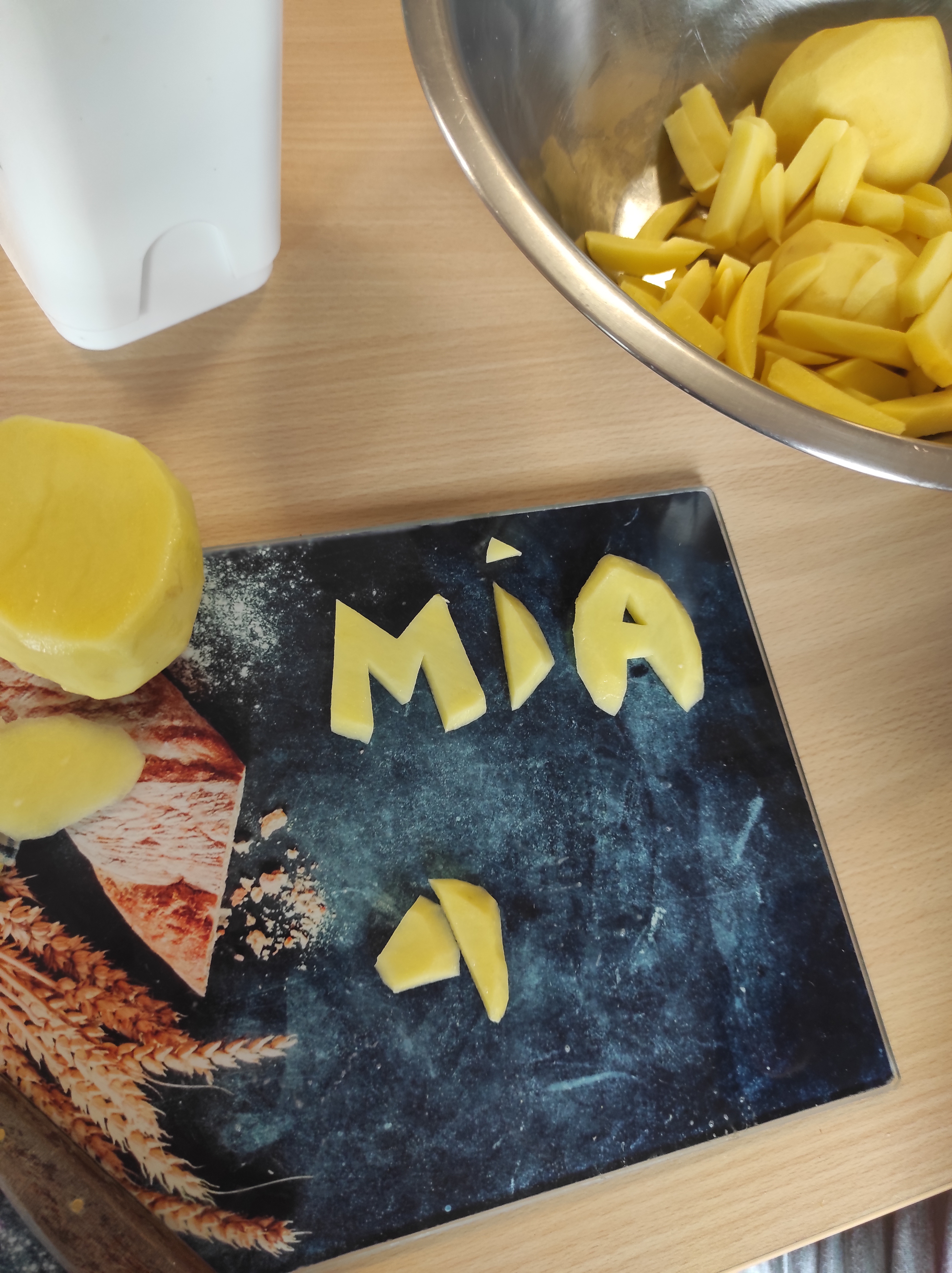Atelier de cuisine créative pour enfants formant des prénoms avec des pommes de terre - Alimentation Éclairée