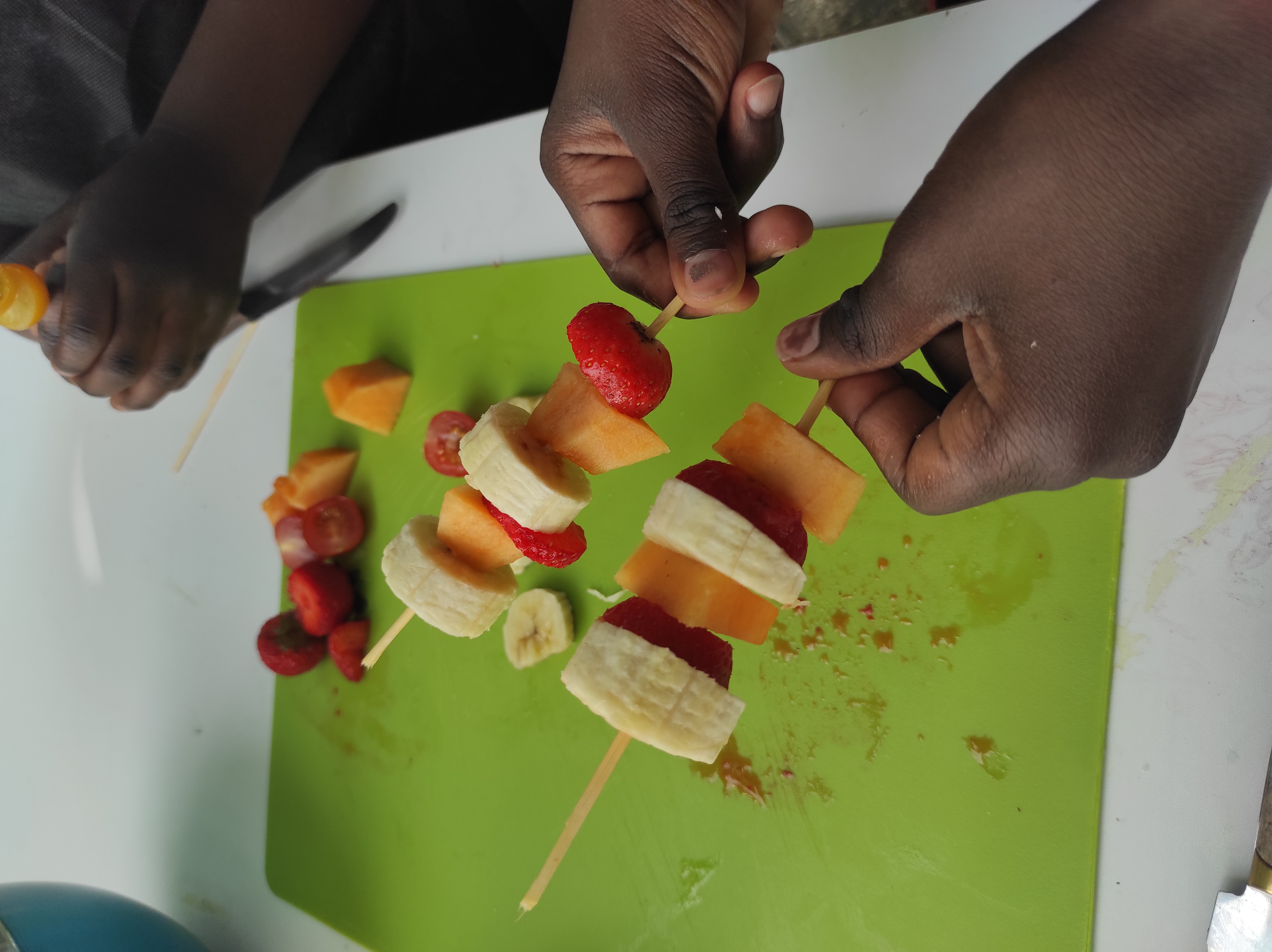 Atelier de cuisine pour enfants avec préparation de brochettes de fruits frais - Alimentation Éclairée