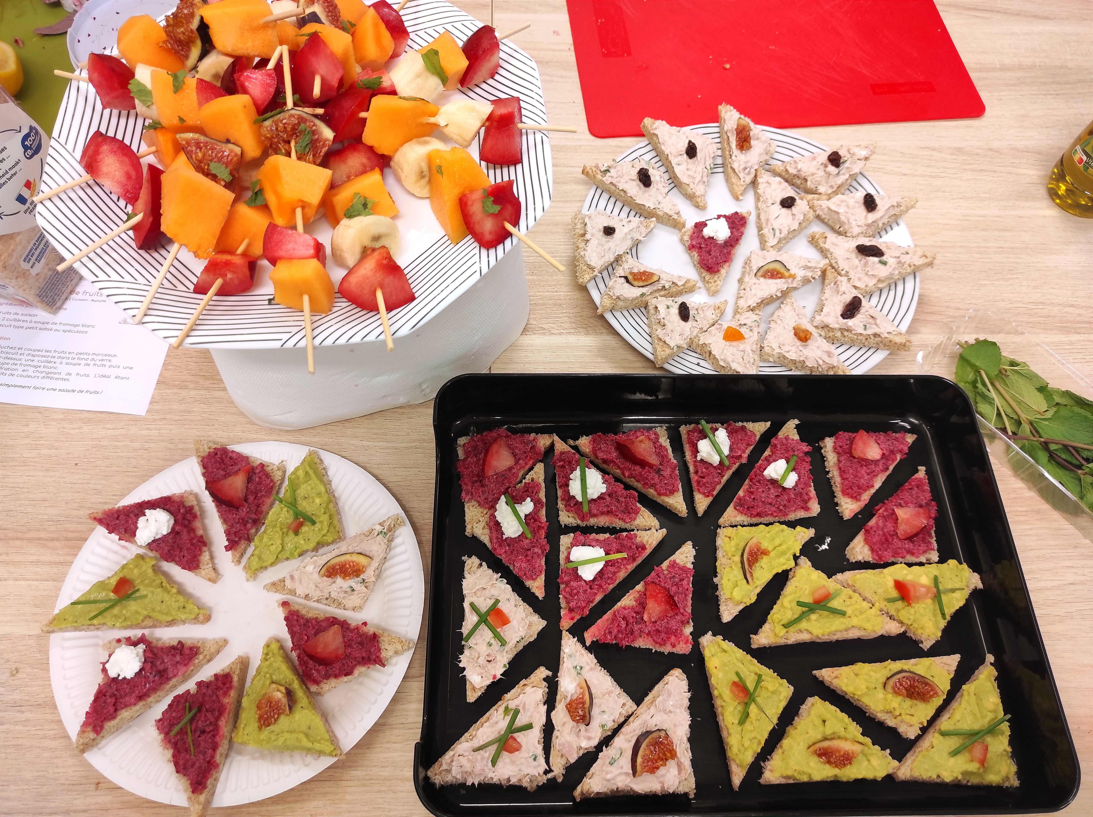 Buffet culinaire sain lors d'un atelier avec tapas et brochettes de fruits - Alimentation Éclairée