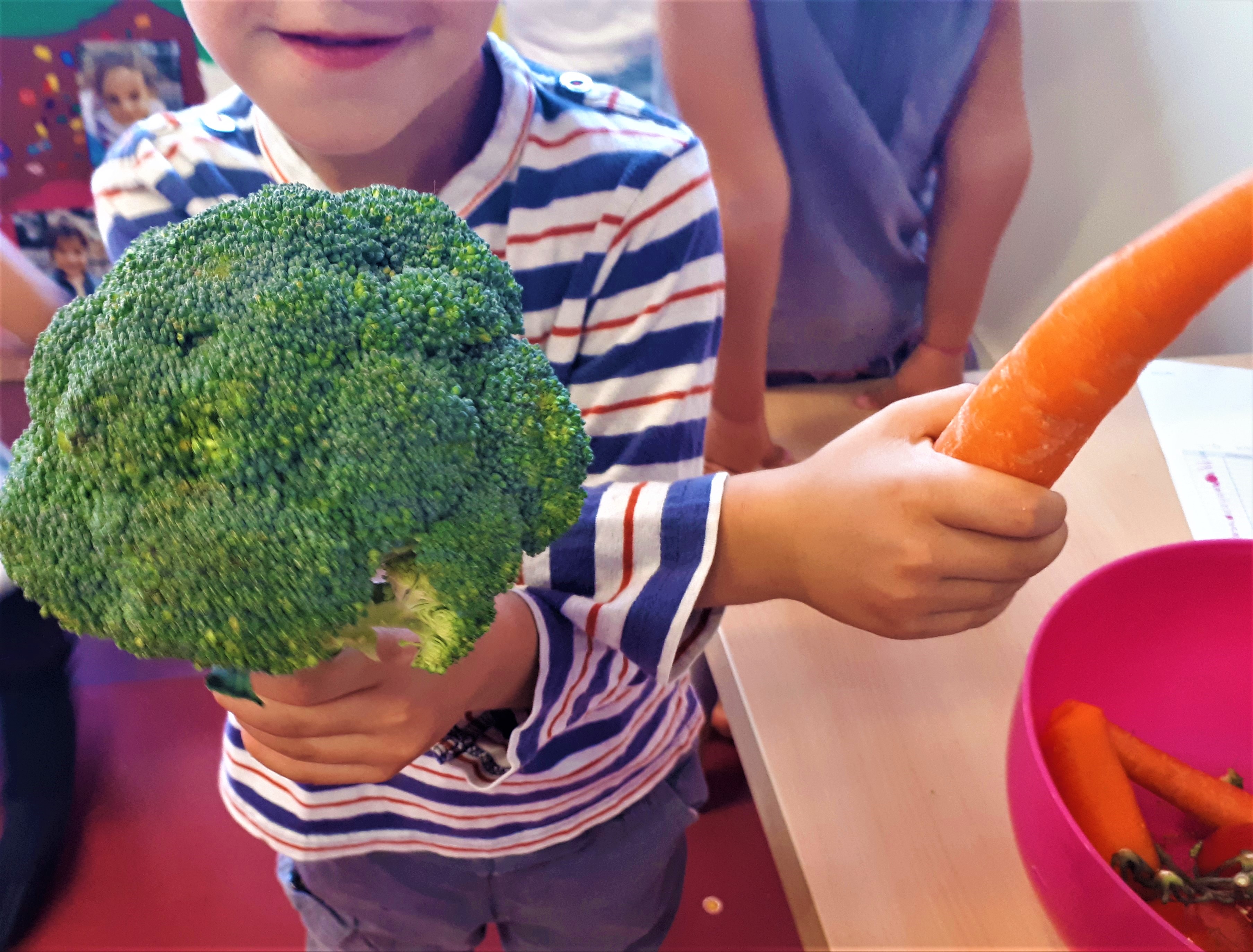 Atelier de découverte ludique des légumes (brocoli, carotte) par les enfants - Alimentation Éclairée